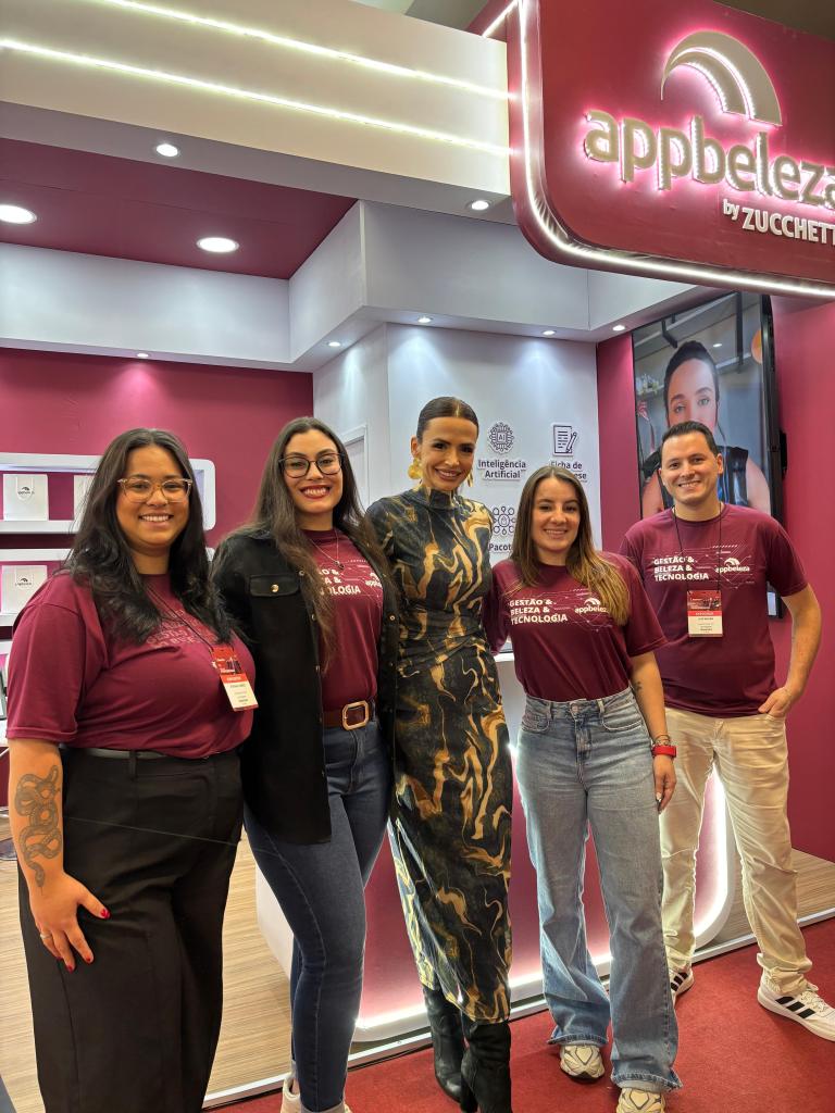Equipe AppBeleza atendendo profissionais de salão de beleza na Beauty Fair