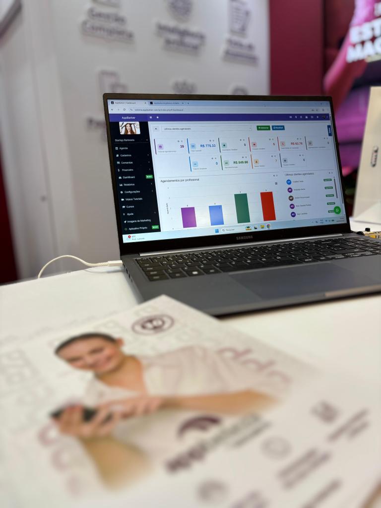 Equipe AppBeleza atendendo profissionais de salão de beleza na Beauty Fair