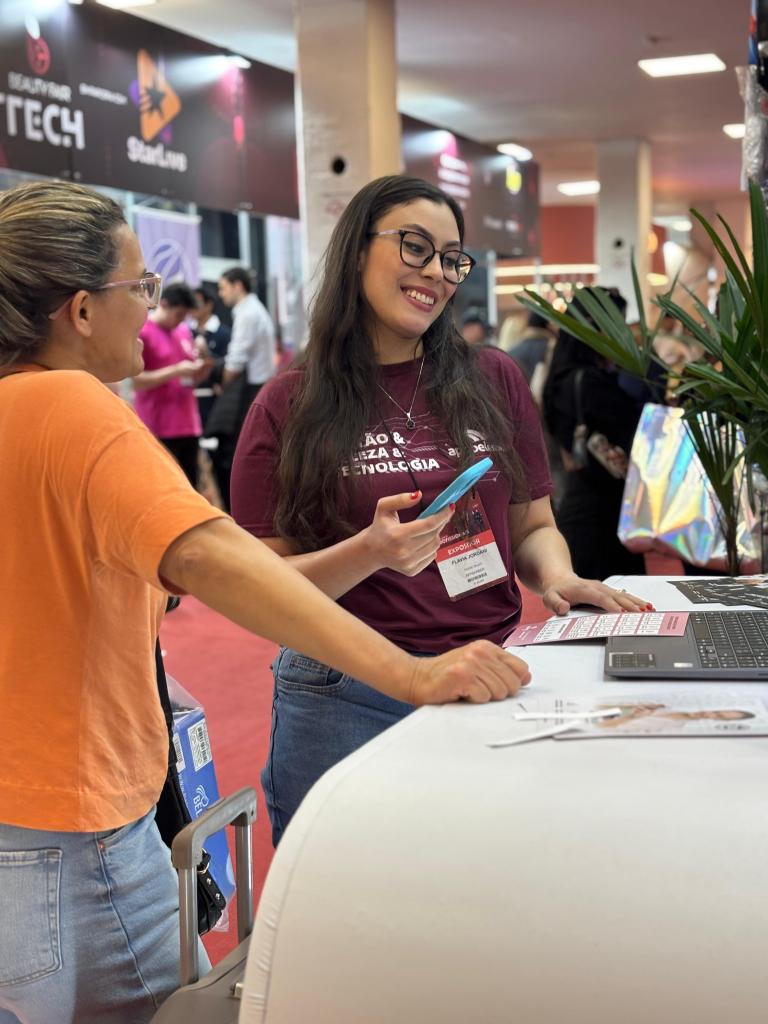 Equipe AppBeleza atendendo profissionais de salão de beleza na Beauty Fair